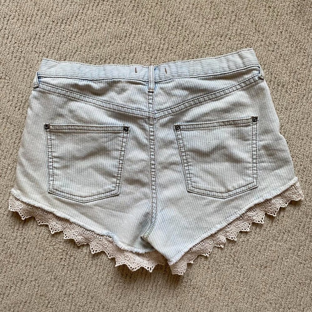 Free people light wash denim shorts - Picture 2 of 5